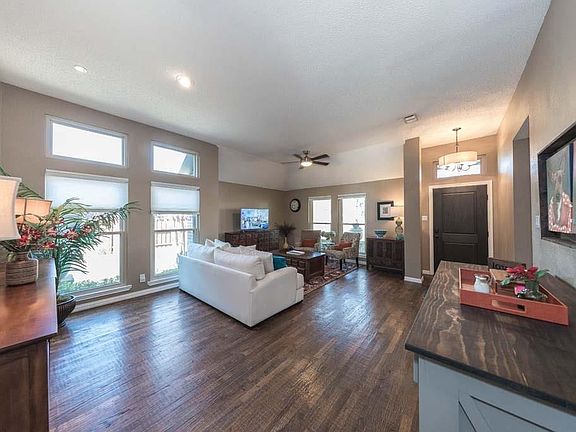 5th image of 221 Whispering Hills Dr