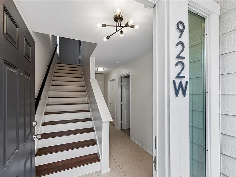 922 W Heights Hollow Ln — Photo 3