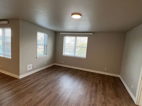5th image of 1415 N Dekum St #302