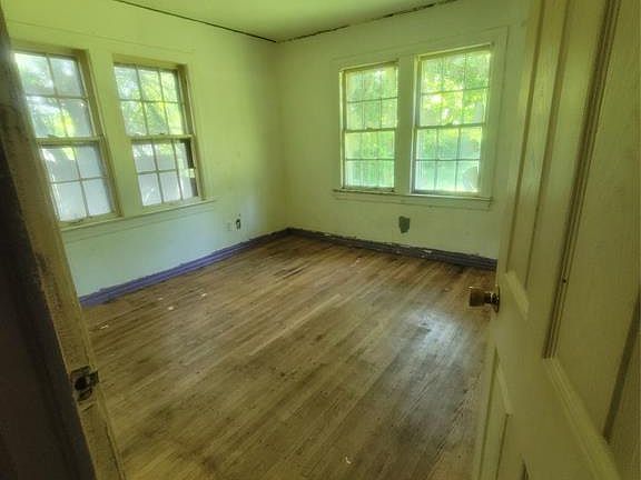 5th image of 3924 Meadowview Dr
