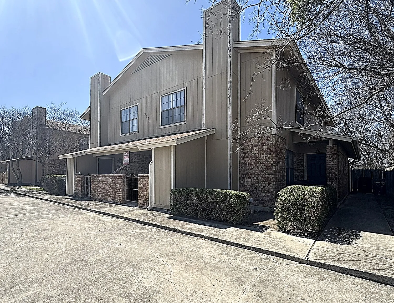 3901 Hereford Ln — Photo 2