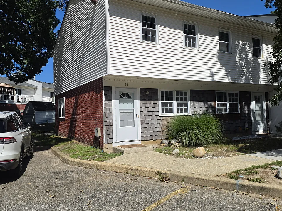 593 Garfield Ave #28