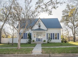 1322 N Avenue F, Shiner, TX 77984