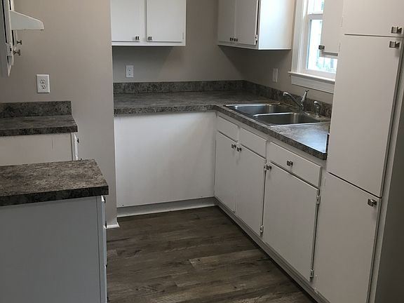 2nd image of 905 McRae St