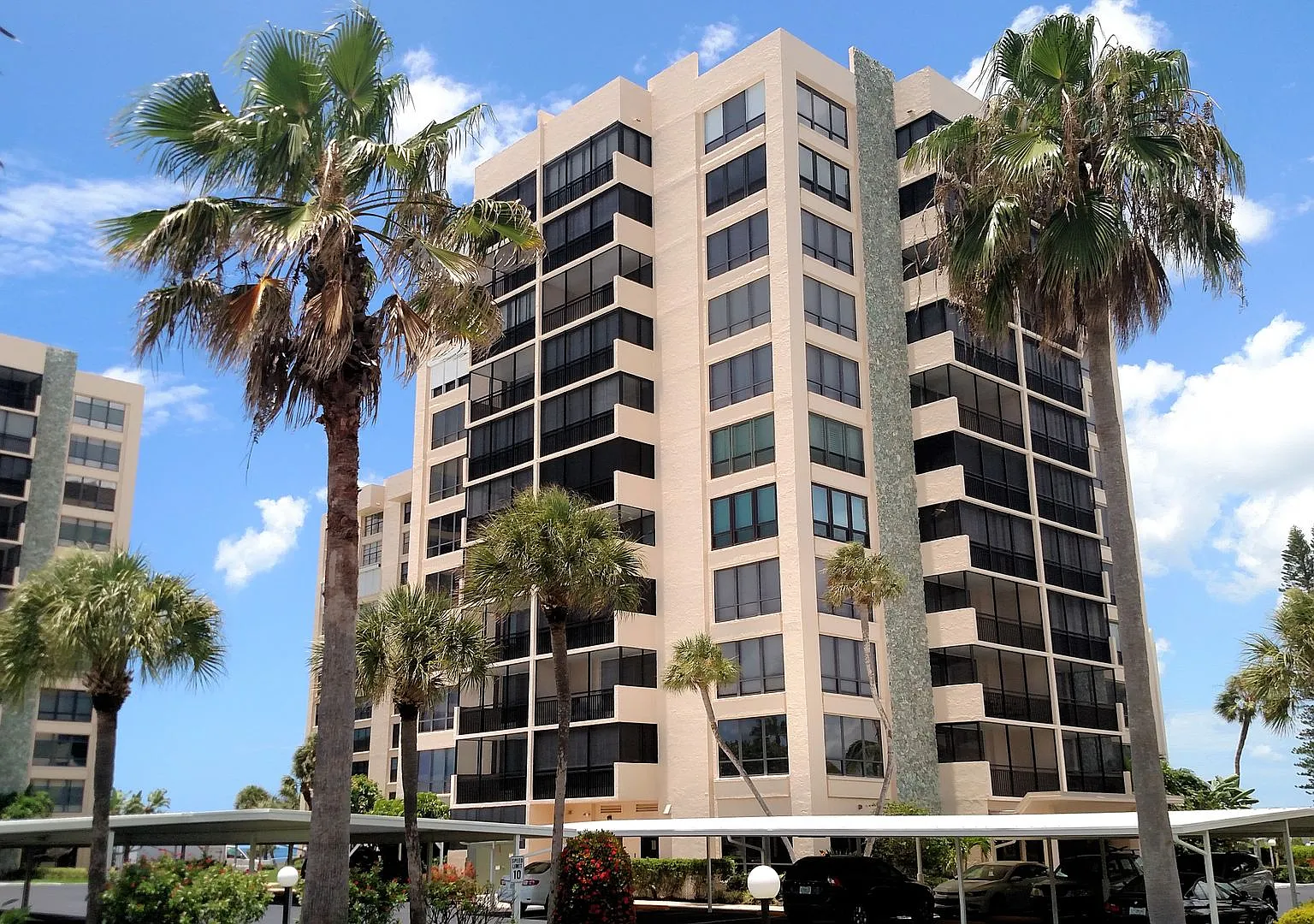 Seasonal Short-Term 2-Bedroom 2-Bathroom Condo located on Venice Island! — Photo 1