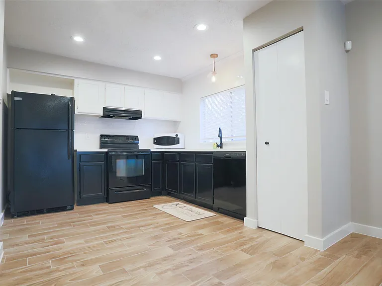 2707 S Millbend Dr — Photo 7