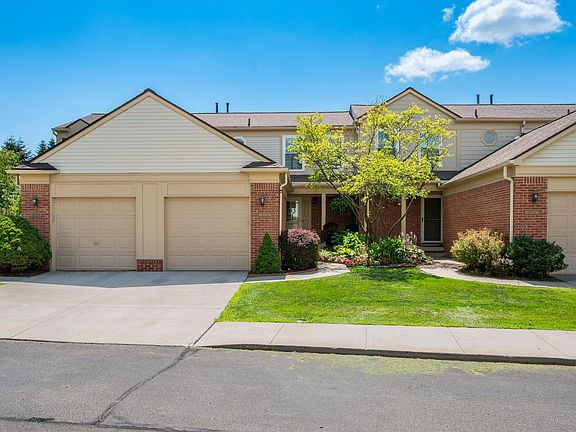 4th image of 3076 Village Cir N