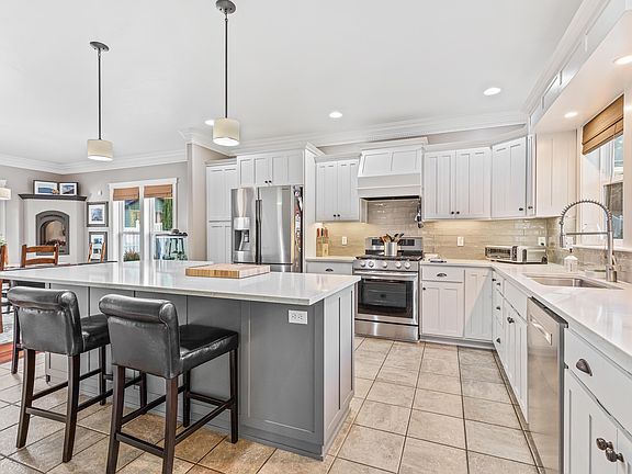 5th image of 381 Stanford Ave #385