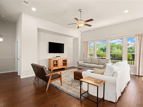 4th image of 676 Catalina Ln