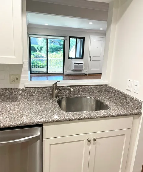1465 E Putnam Ave — Photo 4