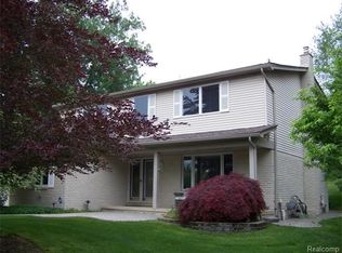 3660 Heatherwood Ct, Rochester Hills, MI 48309
