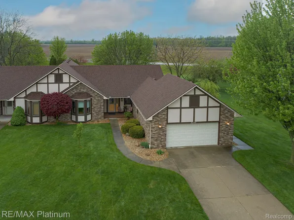 6048 Oak Creek Dr, Swartz Creek, MI 48473