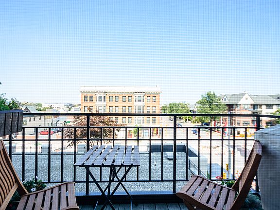 5th image of 1325 N Van Buren St APT 309