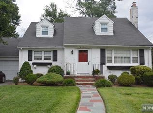 8-05 Plymouth Dr, Fair Lawn, NJ 07410