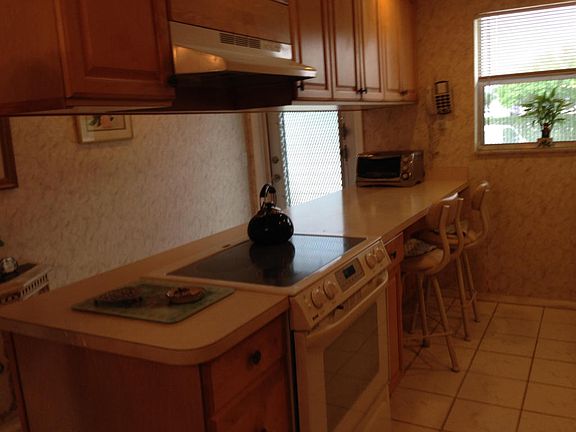 4th image of 124 Oxford Ct #200