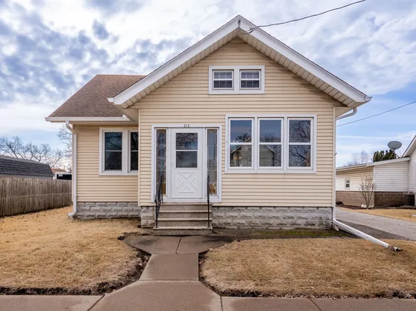 213 E Mayne St, Blue Grass, IA 52726