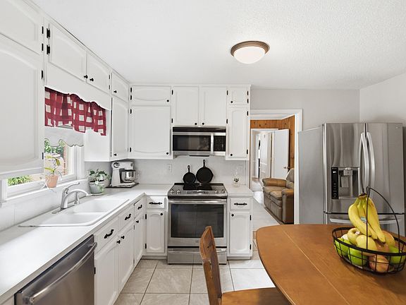 3rd image of 3 Sunset Ln
