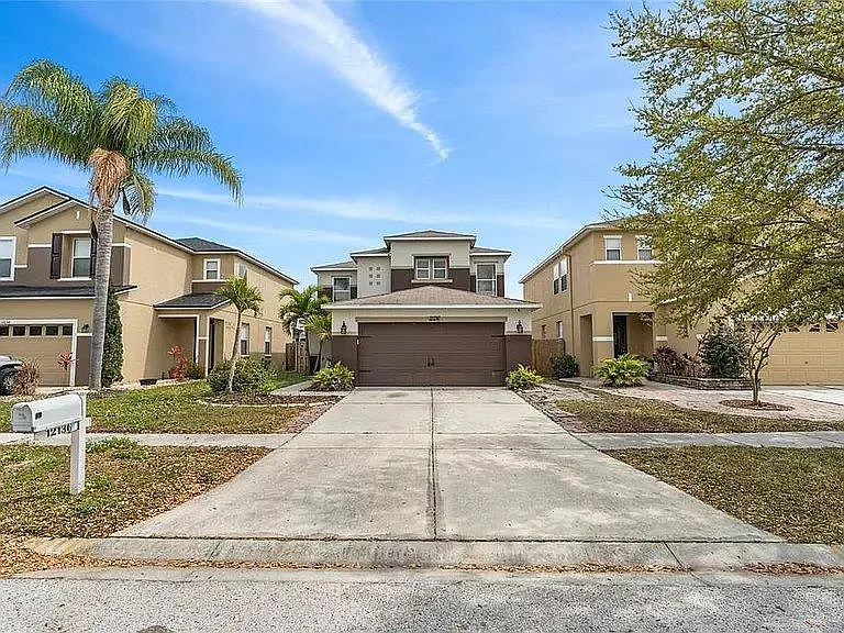 4 bed, 2.5 bath, 2328 sqft, $2,595 — Photo 4