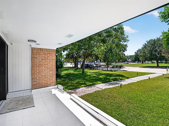 4th image of 104 Burgundy Ln