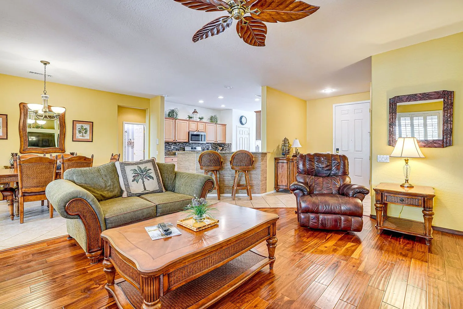 3 bed, 2.0 bath, 1894 sqft, $3,896 — Photo 3