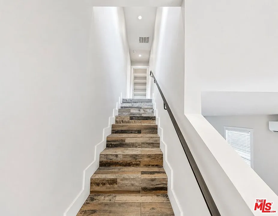 4 bed, 3.0 bath, 1200 sqft, $5,200 — Photo 3