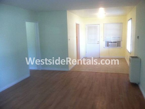 3rd image of 13920 Victory Blvd
