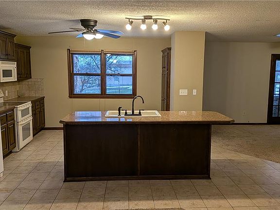 3rd image of 1408 Country Club Dr
