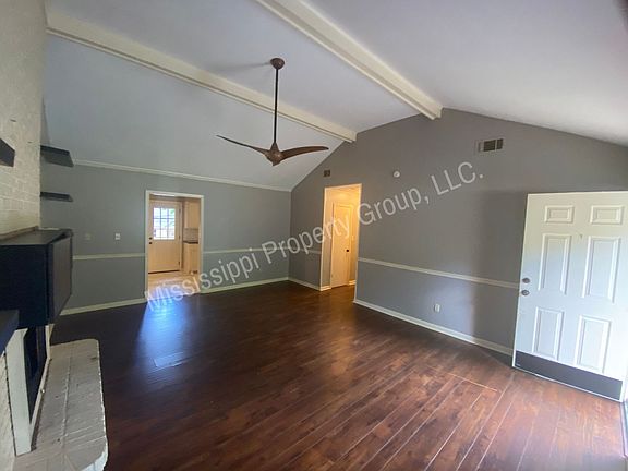 3rd image of 906 Crawford Cir
