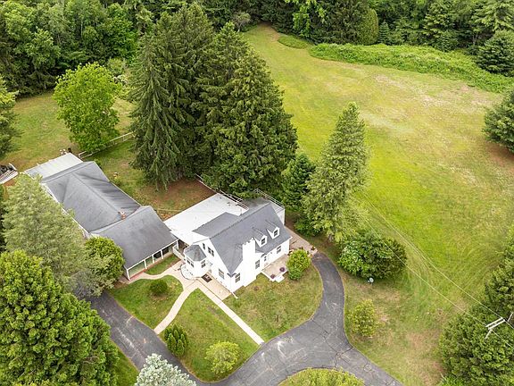 2nd image of 4484 Lakeshore Rd