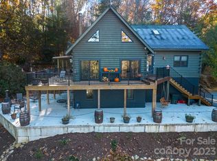 875 Battle Creek Rd, Horse Shoe, NC 28742