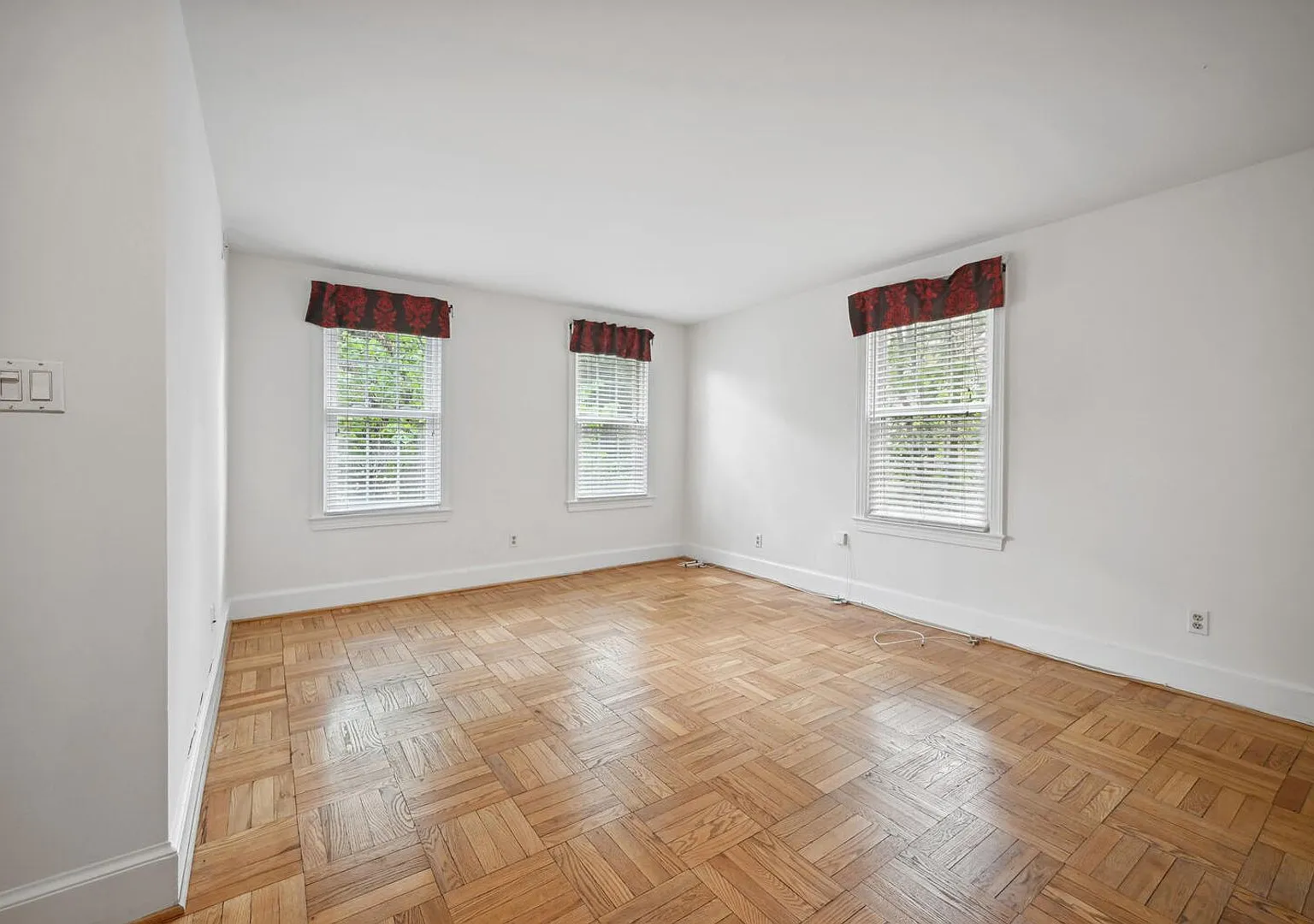 Large, Renovated Apartment Less Than 5 Minute Walk to Cleveland Park Metro! — Photo 2