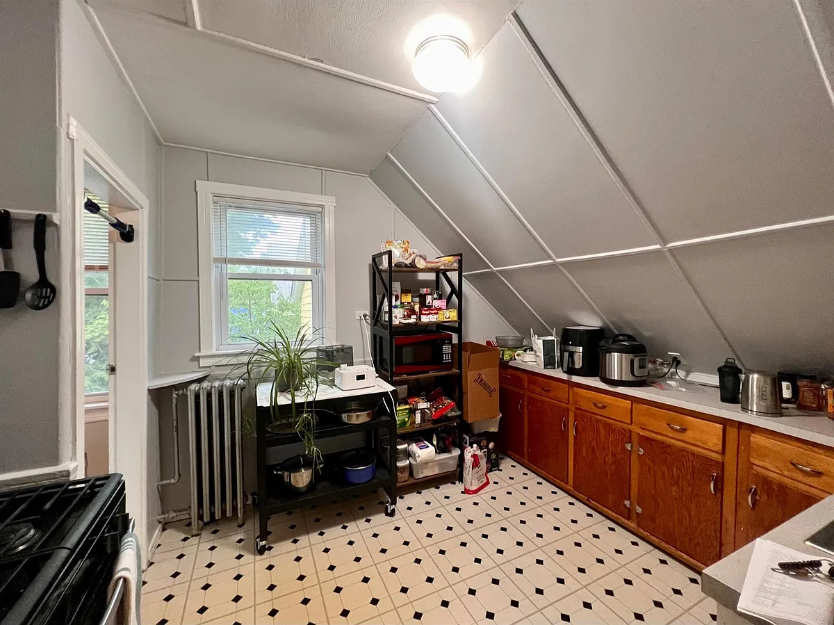Building Photo - 88 Porter St #2