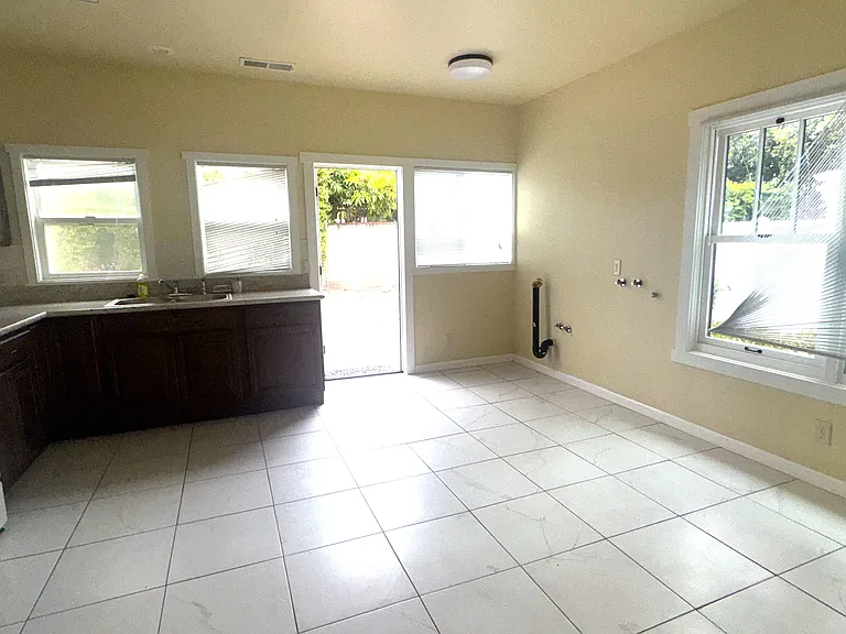 106 N Milpas St — Photo 6