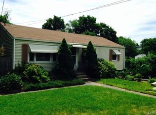 8 Sunnyview Ter, Sandy Hook, CT 06482