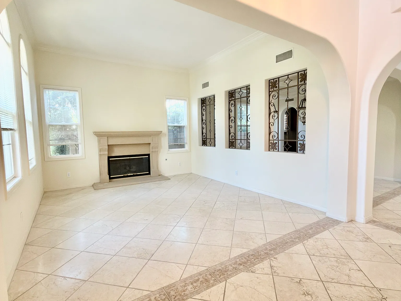 5 bed, 3567 sqft, $7,000 — Photo 2