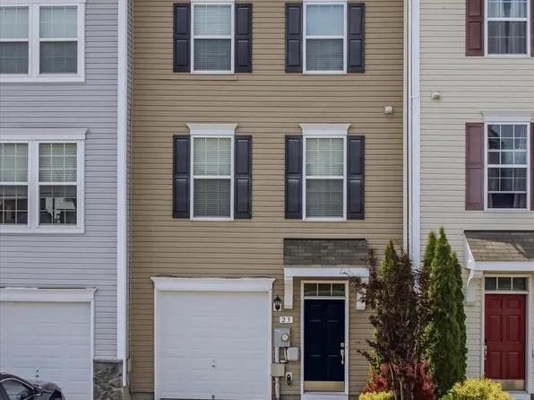 23 Landis Ct, Falling Waters, WV 25419