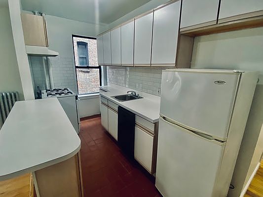 4th image of 201 W 84th St APT 10