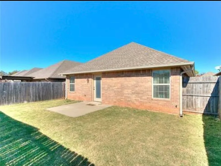 2400 Golden Ln — Photo 11