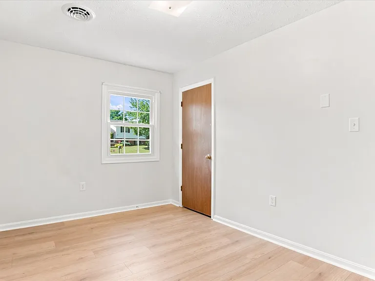 102 Linwood Ct — Photo 37