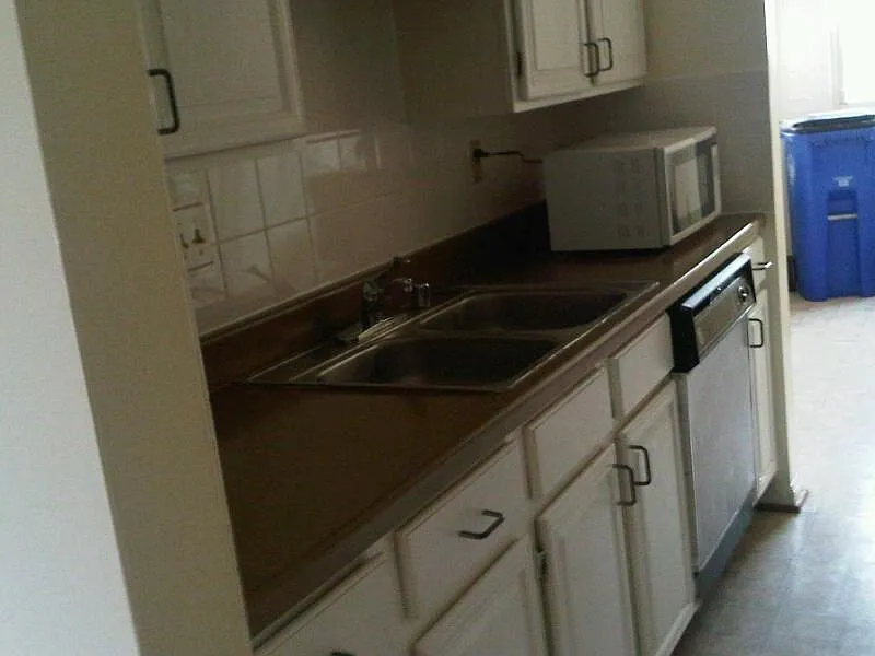3 bed, 2.5 bath, 1300 sqft, $2,100 — Photo 4