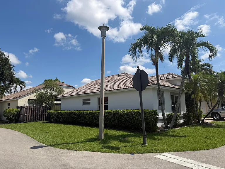 1852 Capeside Cir — Photo 3