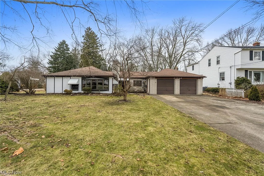 23942 Hedgewood Ave photo 1
