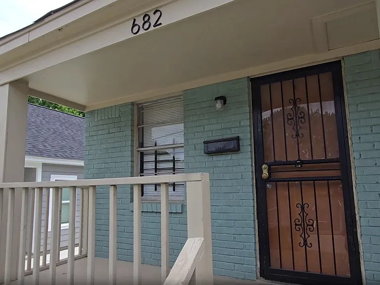682 Boston St — Photo 2