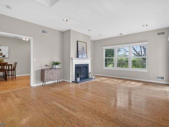 5th image of 33 Four Oaks Road