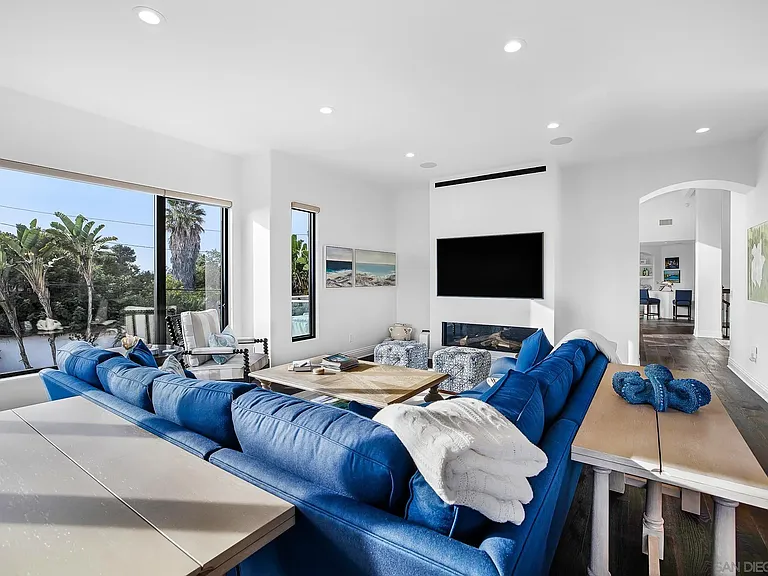 1070 Coronado Ave — Photo 8