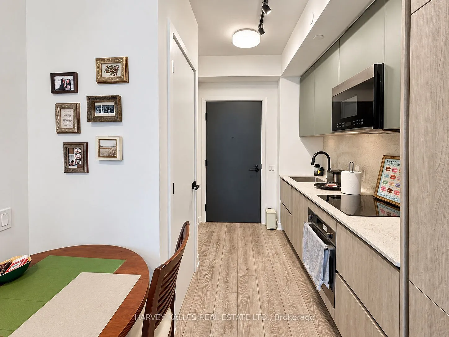 Peter & Adelaide Condos — Photo 2