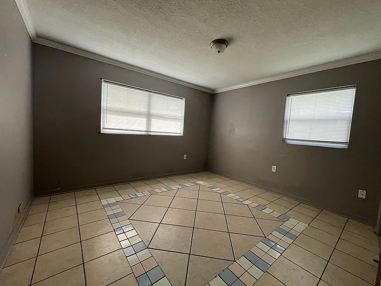 1301 W Walnut St — Photo 8