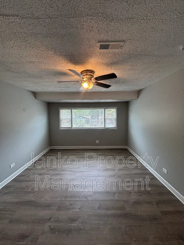 2 bed, 1.0 bath, $1,350 — Photo 3