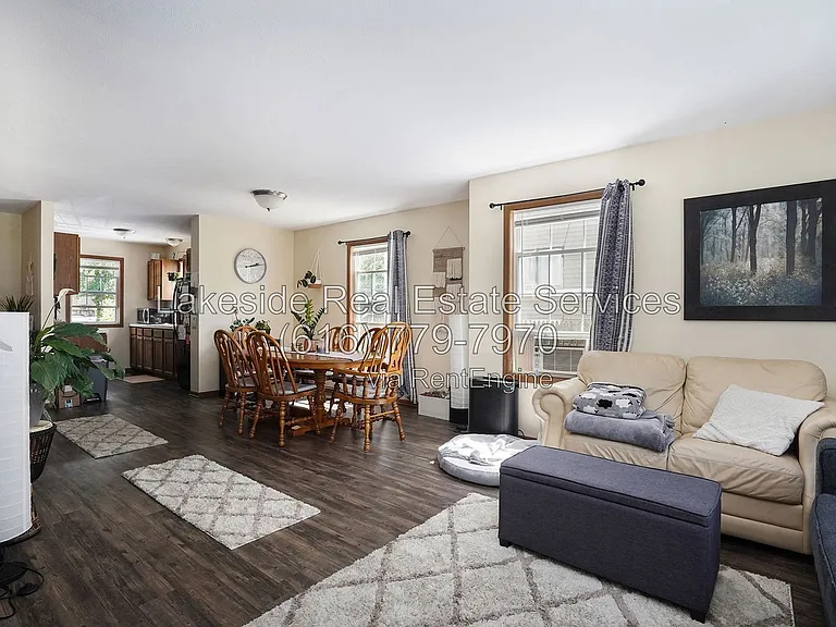 920 Cass Ave SE — Photo 2