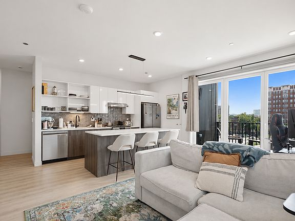 2nd image of 947 W Sunnyside Ave #407